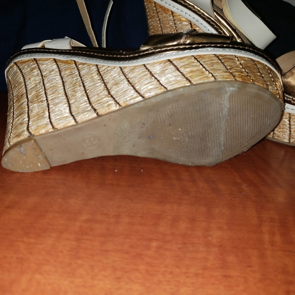 MOSSIMO Wmns Wedge Platform Gold Sandals! Sz 8 - Picture 3 of 4